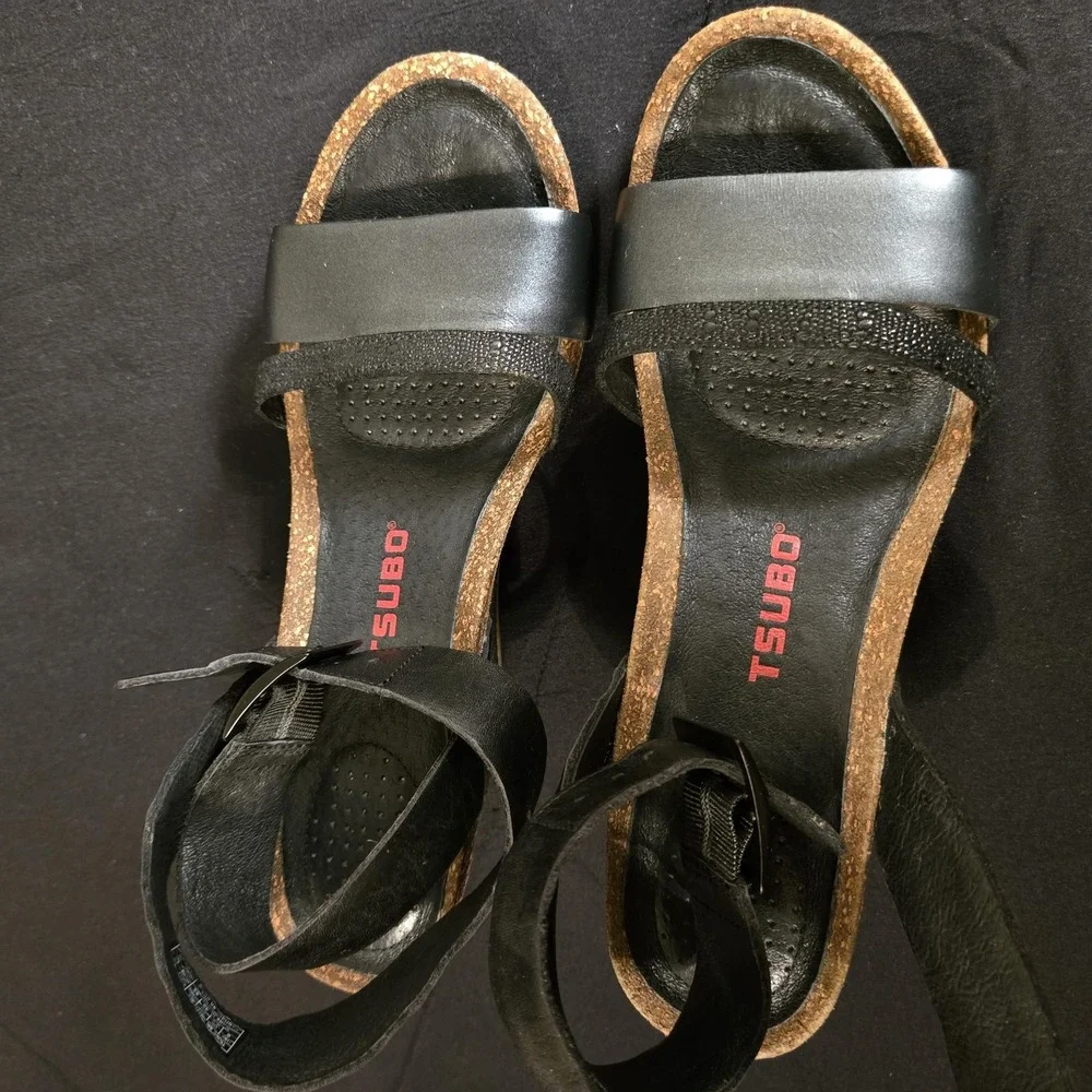 Tsubo Sandals Womens Size 8 Black Leather Strappy Ankle Strap Wedge Heel Comfort